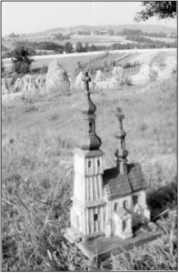 Makieta na tle krajobrazu